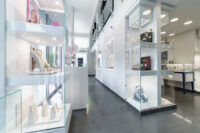 Showroom moderno, gioielleria con scaffali bianchi, espositori e illuminazione dall'alto
