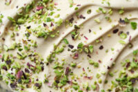 Gelato con granella di pistacchio e decorazioni