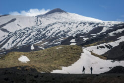 Etna innevato con cima coperta di neve, paesaggio invernale siciliano