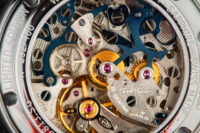 Meccanismo di orologio con ingranaggi in oro e rubini, macro fotografia di orologeria di precisione