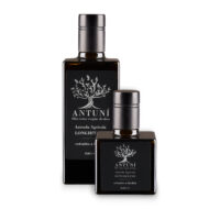 Bottiglie di olio in vetro scuro con etichetta elegante su sfondo chiaro